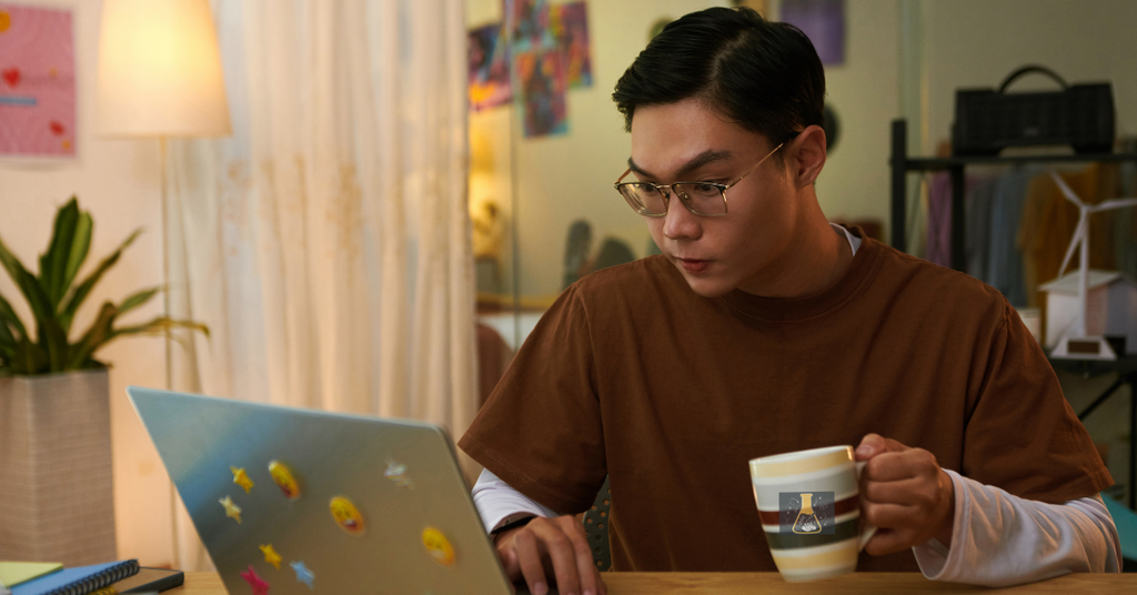 Estudante desenvolvendo a sua proficiência em inglês em casa. 
