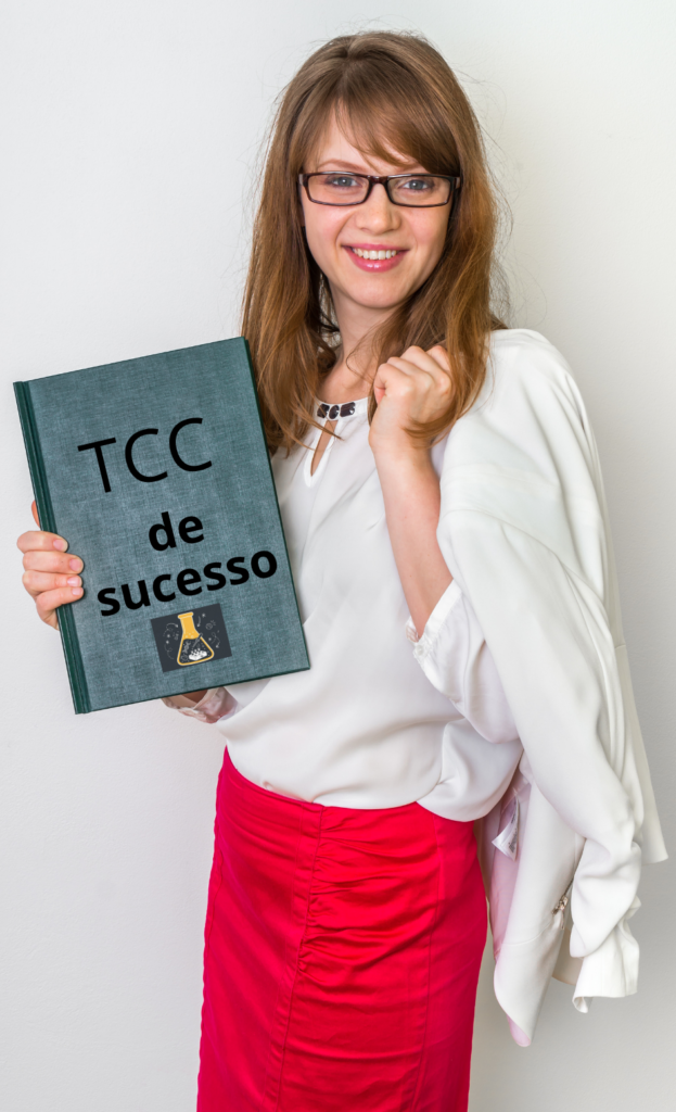Universitária feliz com a aprovação do seu TCC acadêmico.